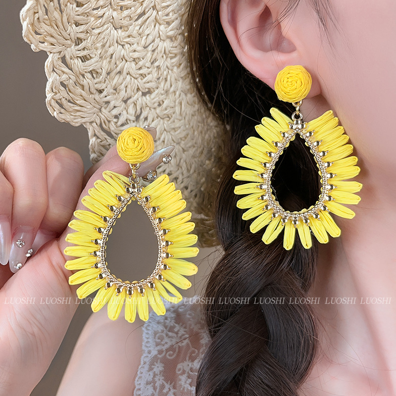 Dopamine hollowed-out straw woven ear studs for women, high-end vacation-style earrings, 2025 new bestsellers, colorful earrings and earrings full figure