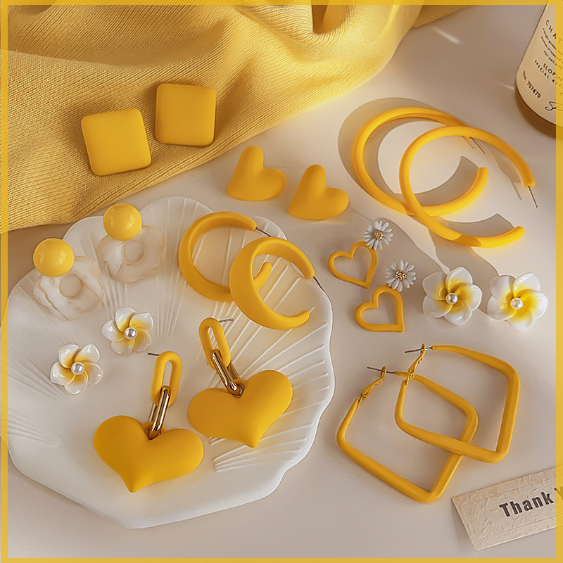 Summer yellow earrings, women's high-end and elegant stud earrings, 2025 new design sense earrings, dopamine colored earrings full figure