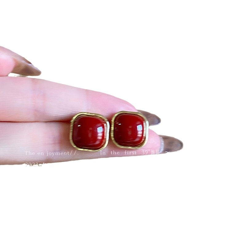 Ankela red square stud earrings for women's autumn and winter, with a light luxury and high-end, niche design, are retro Hong Kong-style earrings Item Picture