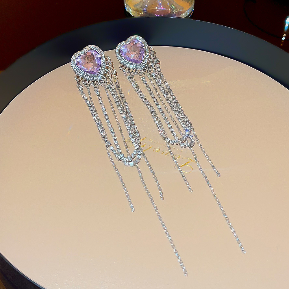 Long tassel, unique nightclub fashion, light luxury, socialite style earrings, Korean high-end style, exaggerated heart-shaped earrings Application Scenario