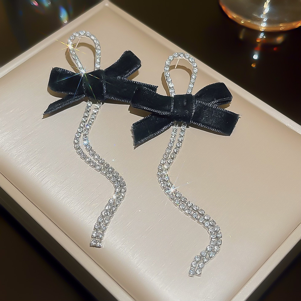 Light luxury and exquisite bow tassel earrings, high-end and elegant autumn and winter, versatile earrings, niche design, stud earrings for women full figure