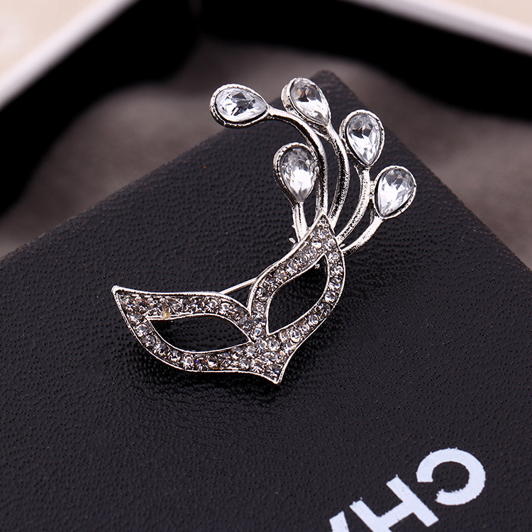Wholesale of Z92 new fashionable and hot-selling brooches, Korean version trendy brooch pins, dance masks, brooches and accessories full figure