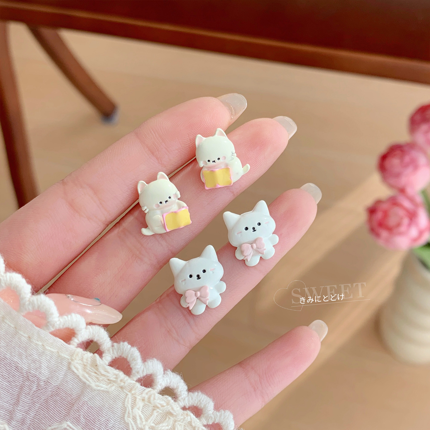 New cartoon cute reading cat ear studs, silver needles for girls, playful and sweet, girlish student single pair of animal earrings Specification drawing