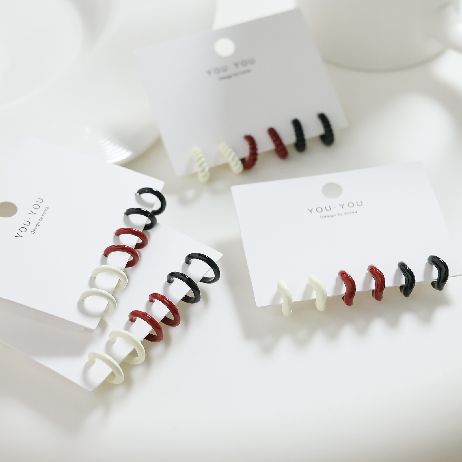 For the 2024 autumn and winter collection, the new Ankora red C-shaped ear rings, silver needles, elegant and versatile stud earrings, and simple ins earrings are available for wholesale Specification drawing