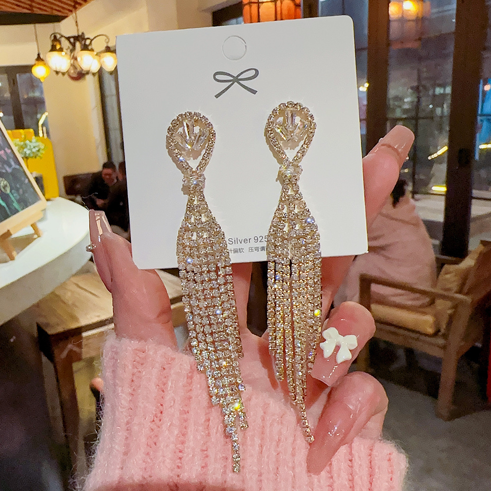 Wedding photo shoot, socialite dance party, European and American style, exaggerated and high-end, full diamond tassel earrings, accessories, light luxury earrings wholesale Application Scenario