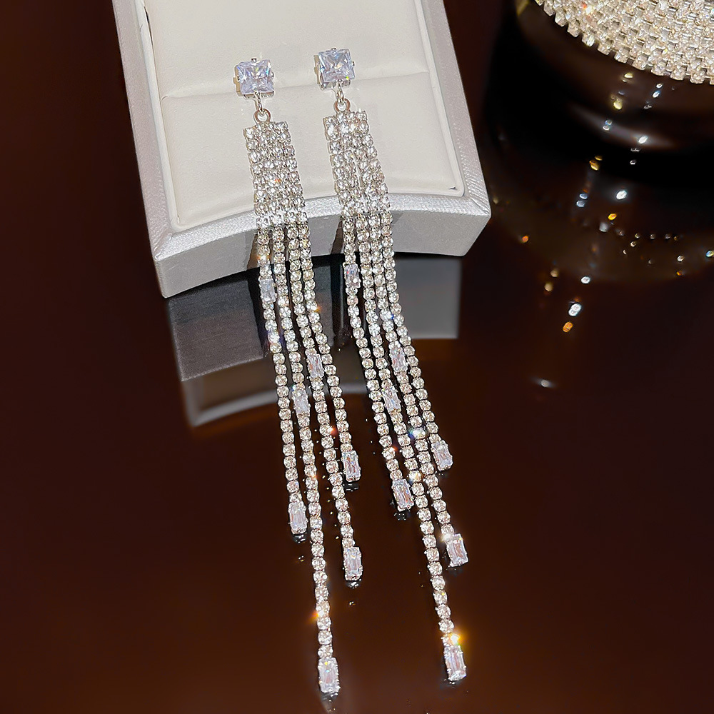 Fashionable and versatile geometric tassel earrings, with a light luxury and high-end feel, exude a refined and elegant temperament. The earrings feature a niche design and are stud earrings for women Specification drawing