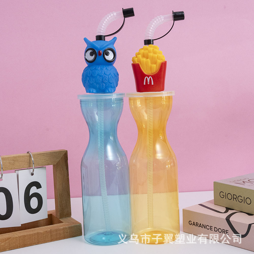 Factory direct supply cartoon animal straw cup 450ml water cup, popular milk tea and juice cup with lanyard and shoulder strap, portable Application Scenario