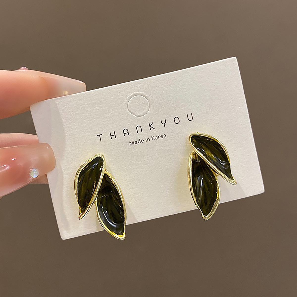 The 2025 new elegant leaf ear studs for ladies feature a fashionable Japanese and Korean style. Made of 925 sterling silver, they are perfect for outdoor wear Application Scenario