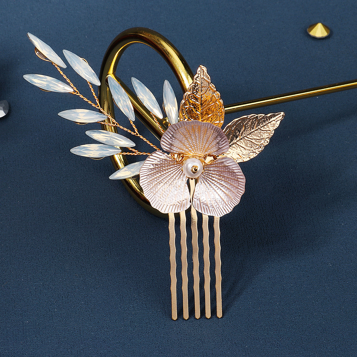 High-end forest-themed bride's headwear, golden flower jelly diamond insert comb, ancient-style Hanfu, Xiuhe dress, updo, hair comb for women Application Scenario