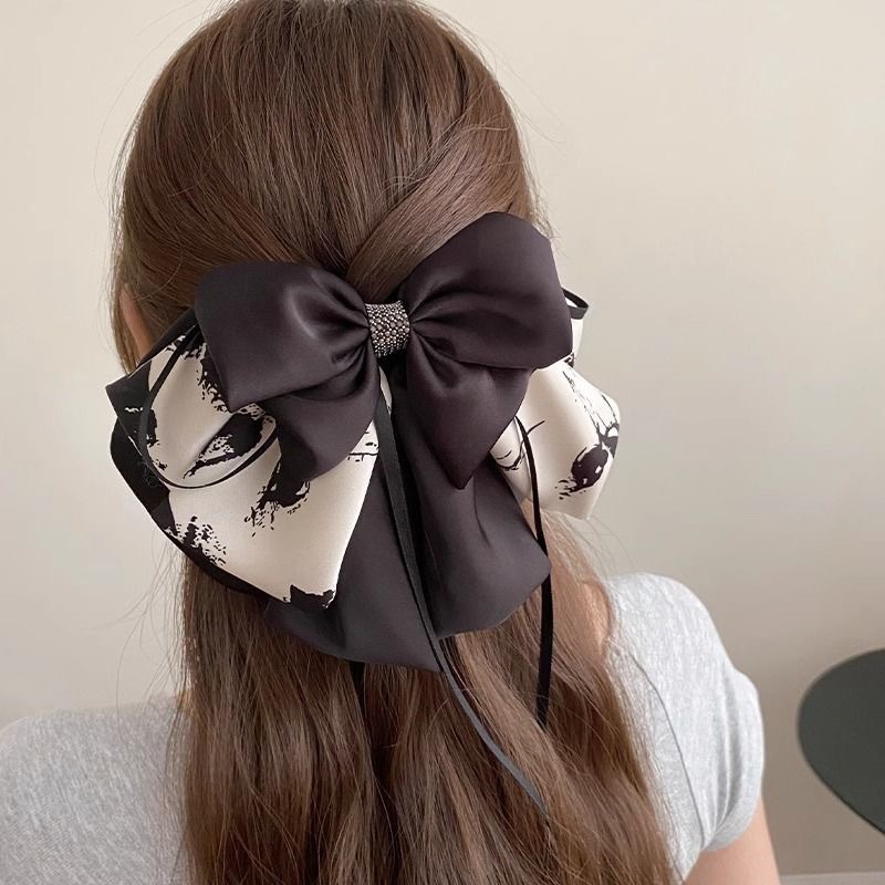 The trendy big bow ponytail clip exudes a high-end look. The ink-wash printed ribbon clip at the back of the head is a stylish hairpin full figure