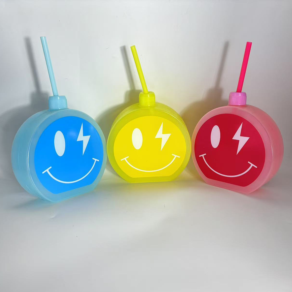 Factory direct sales Amazon best-selling plastic cartoon smiling face straw water cup, 600ml single-layer portable details Picture