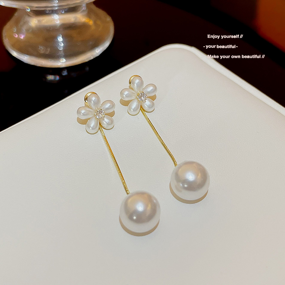 A sweet and fresh summer new collection: A pair of flower-shaped earrings with two pairs, fashionable and elegant. Long, simple and versatile earrings for women Application Scenario