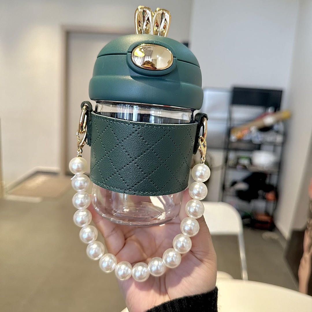 Fashionable little chanel-style water bottle, high appearance level for girls, anti-drop plastic water cup with straw, portable high-temperature resistant cup for students Specification drawing