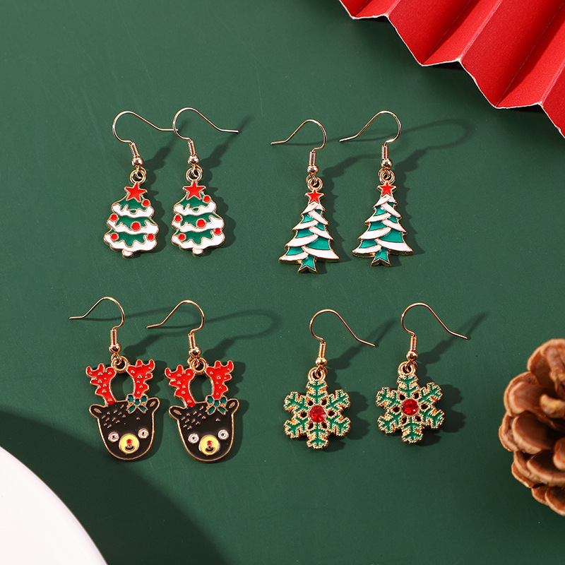 Wholesale of fashionable and personalized Christmas pendant earrings and alloy oil-dripping Christmas snowflake-shaped stud earrings that are selling well across borders in Europe and America full figure