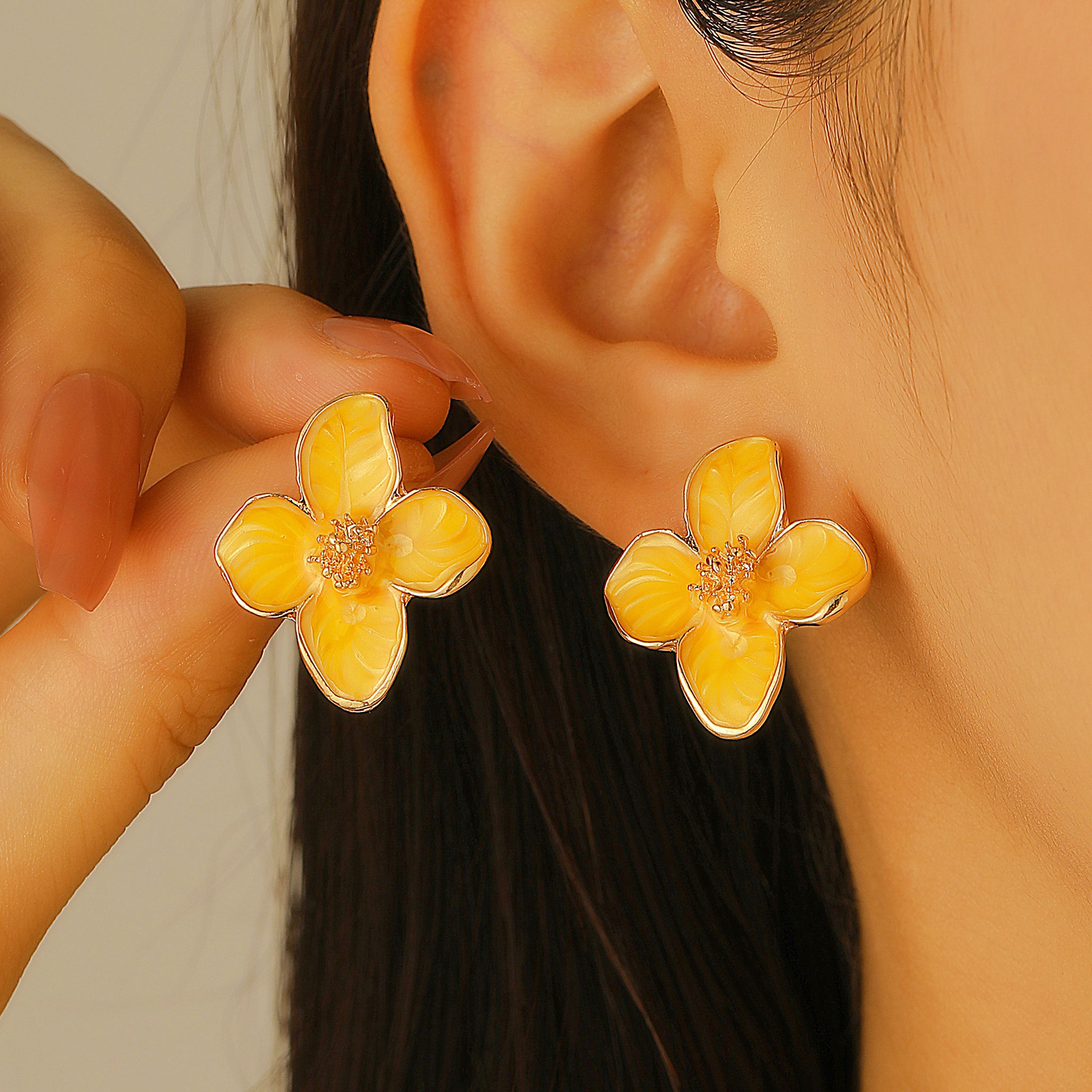 Oil petal stud earrings, four-petal flower alloy oil drip flower stud earrings, roselle three-dimensional high-end earrings for women Application Scenario