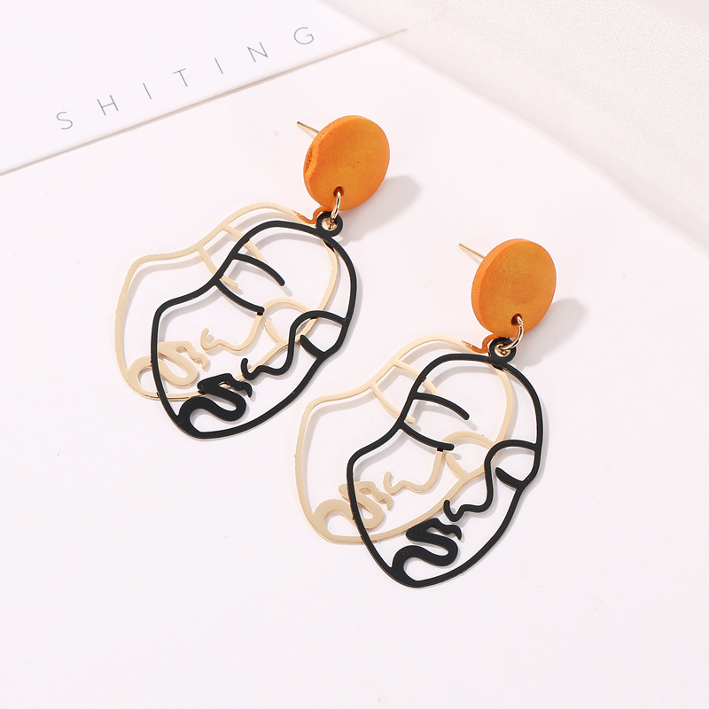 European and American Instagram influencers' funny abstract face stud earrings are selling well across borders. Creative and niche design double-sided earrings for women Application Scenario