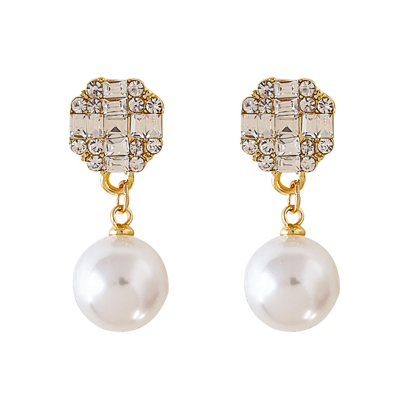 French retro pearl stud earrings for women, 2024 new autumn and winter, high-end style, niche design, light luxury New Year earrings Item Picture
