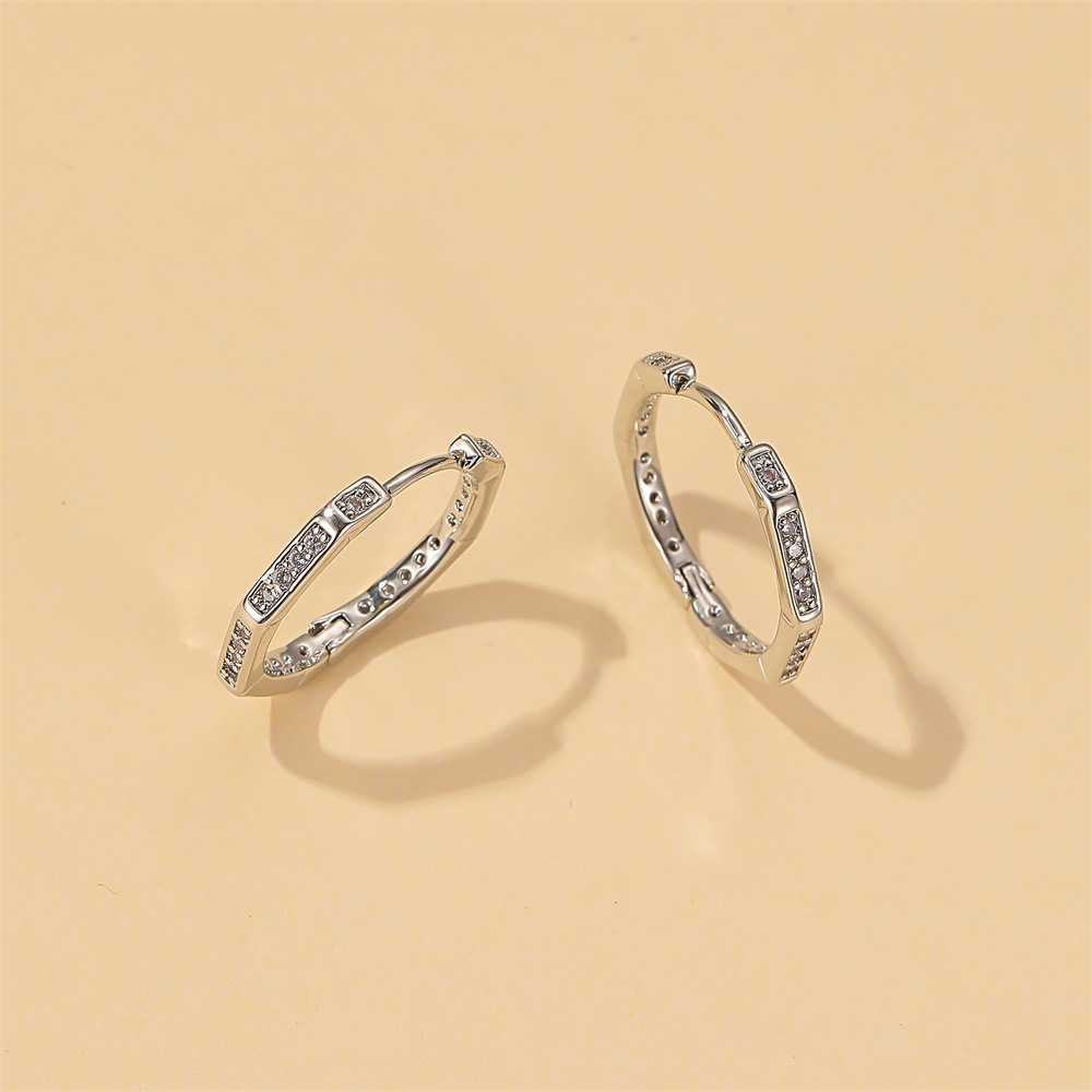 Hong Kong-style simple geometric earrings, cold diamond-encrusted polygonal ear buckles, elegant and individual, trendy earrings that are popular on the Internet Application Scenario