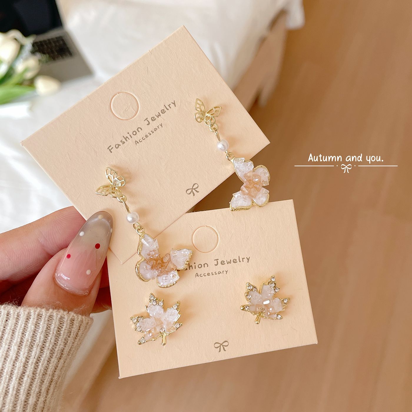 Autumn and winter light luxury maple leaf crystal earrings, women's silver needle, exquisite and niche design sense, gradient brown, elegant and fashionable earrings Specification drawing