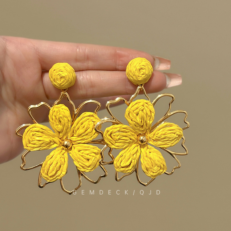 Seaside vacation style woven sunflower stud earrings, exaggerated and unique design sense earrings, unique travel photo earrings for women full figure