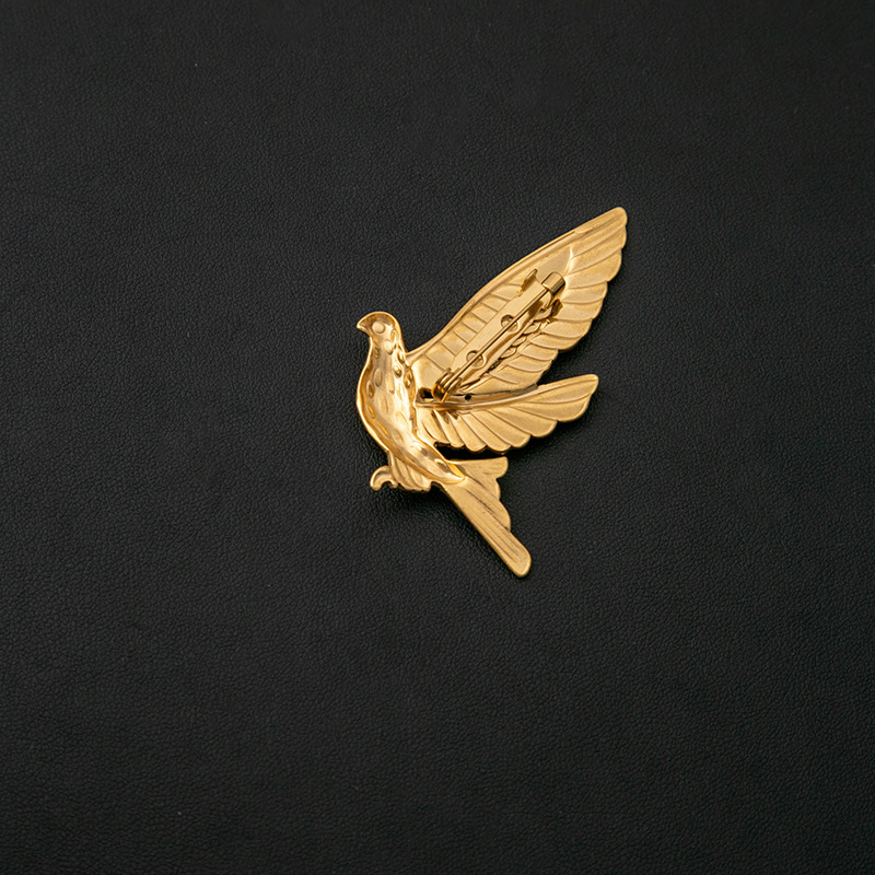 European and American cross-border peace dove animal brooch, light luxury and high-end clothing accessory brooch, creative metal brooch for women Application Scenario