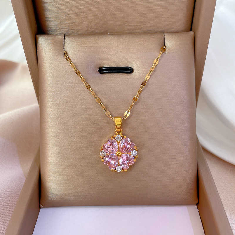 【 Titanium Steel 】 Auspicious grass pink diamond elegant micro-inlaid diamond necklace, women's delicate style, Instagram Internet celebrity collarbone chain accessory details Picture
