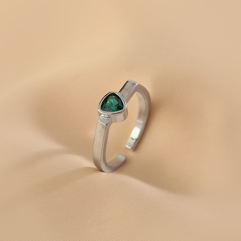 A unique and fashionable, versatile pleated heart-shaped zircon open ring for women's Instagram, with a cold and niche design for the index finger ring Application Scenario