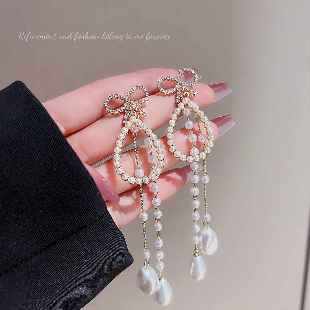 The long tassel pearl earrings are a niche design with a high-end and light luxury style. The stud earrings exude a feminine charm and are exaggerated Specification drawing