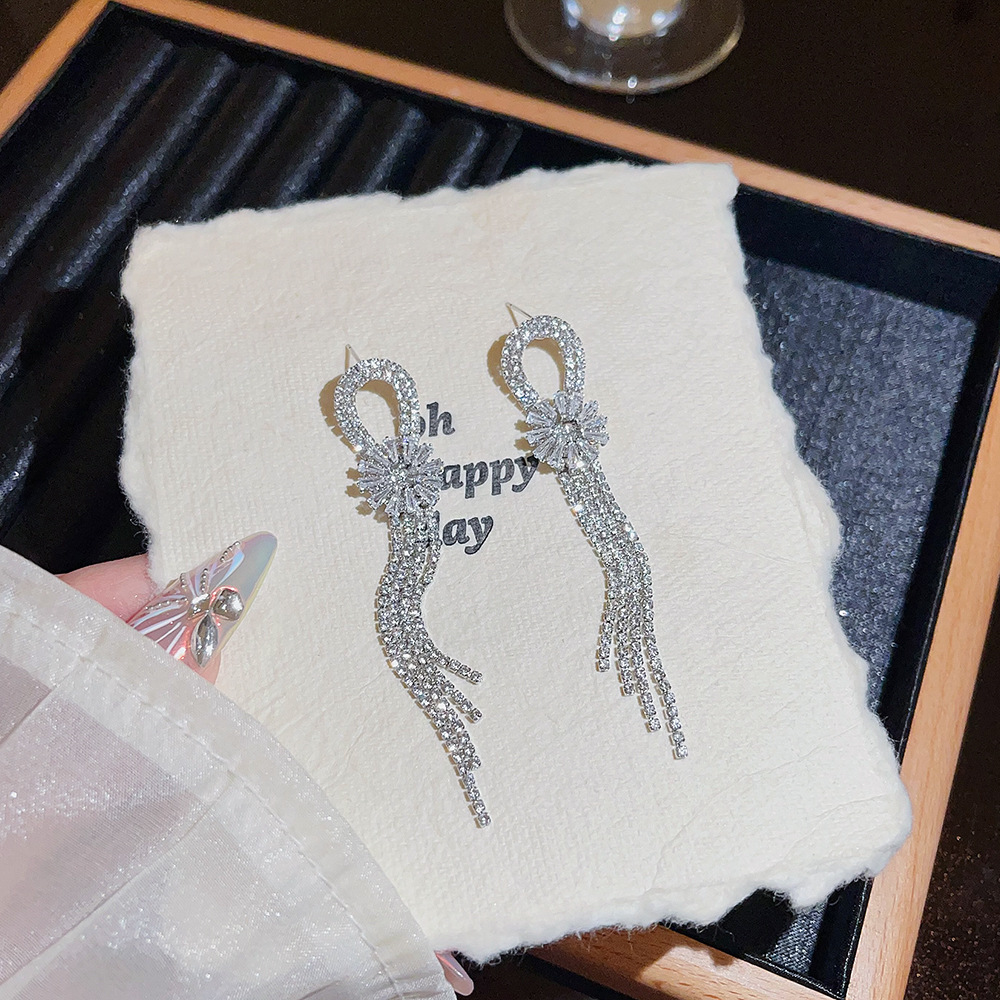 The new Korean version long tassel earrings exude a light luxury and high-end charm. The unique design of the earrings is versatile. It is a versatile stud accessory for women Application Scenario