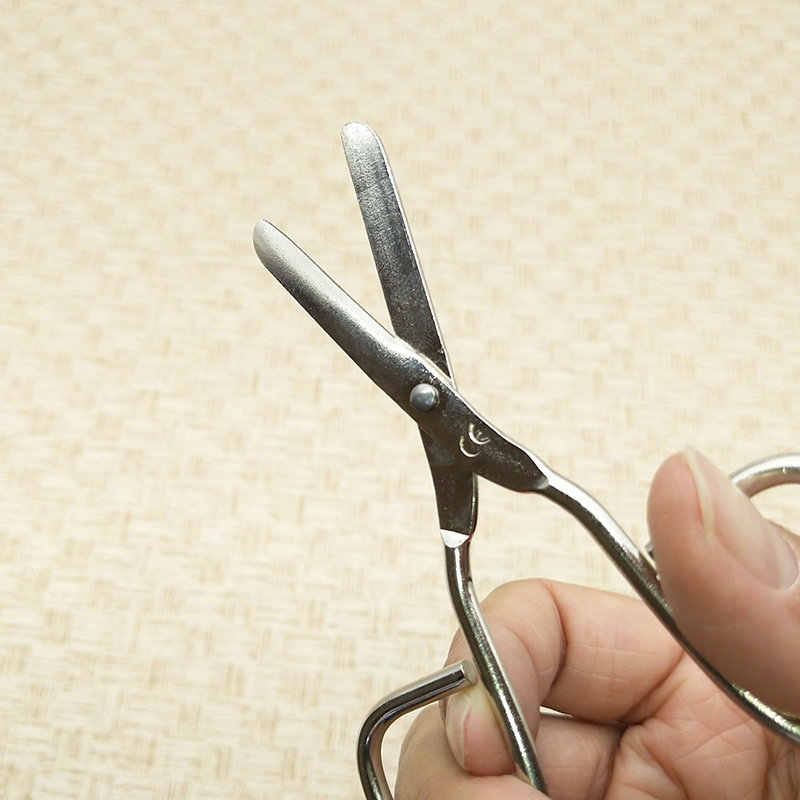 We have disposable round-head and straight-head bandage, gauze scissors, carbon steel wire scissors, first aid kits and bandage scissors in stock Specification drawing