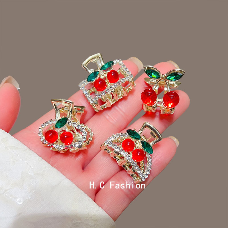The small cherry diamond hair clip with a fresh and elegant design, the stylish bangs at the back of the head, the small scratch-off clip, is a versatile and sweet hair accessory details Picture