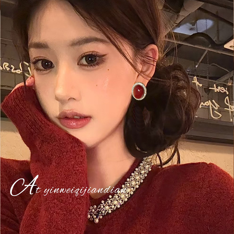 New Year's red oil-dripping earrings exude a sense of sophistication and elegance for women. Christmas stud earrings, a popular new type of earrings, create an atmosphere details Picture