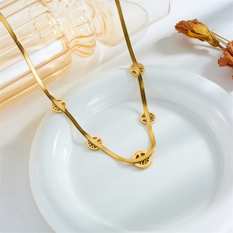 Cross-border fashion, gold-plated, retro, diamond-encrusted, hollowed-out round life tree accessory chain, stainless steel jewelry necklace details Picture