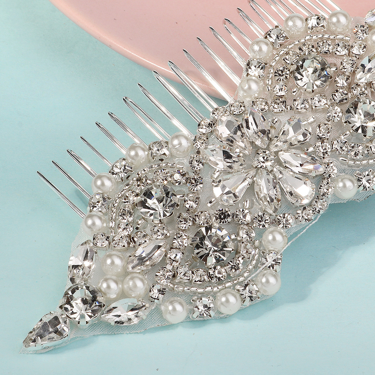 New cross-border accessories: Women's hair comb, wedding banquet updo, bride's headwear, luxurious handcrafted rhinestone and pearl insert comb Application Scenario