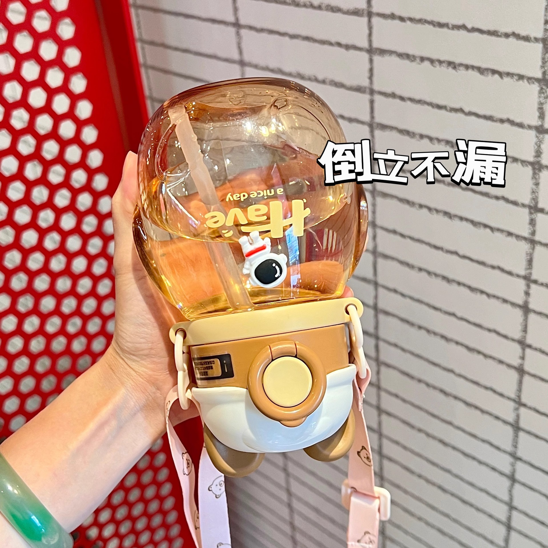Yitong Fashionable sports plastic cups, portable water cups for students and girls, bouncing LIDS, large-capacity water bottles with scales, wholesale Specification drawing