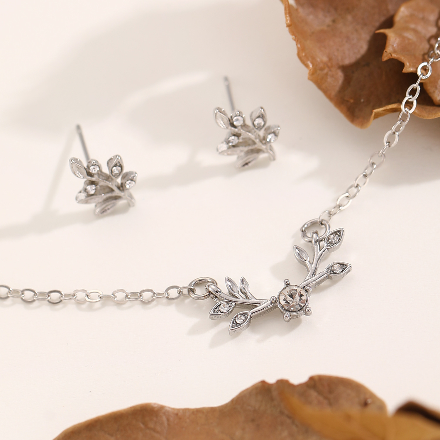 European and American cross-border jewelry, ins leaf stud necklace set, simple and versatile spring and summer jewelry accessories, collarbone chain for women Application Scenario