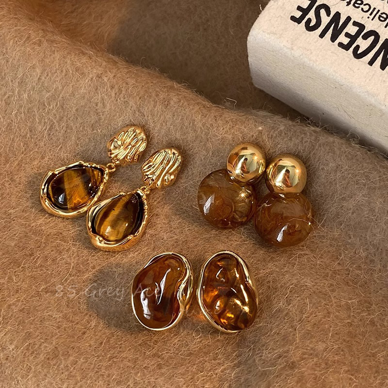 Retro-style Maillard amber stud earrings for women, a niche design with a high-end feel, are light luxury and versatile earrings for autumn and winter full figure