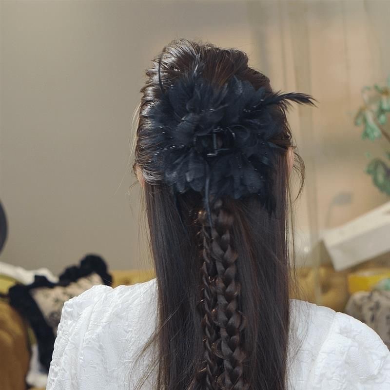The 2024 new feather puffy grappling clip is a trendy and stylish updo that adds volume to your hair. It's a black bestseller with a shark clip Specification drawing