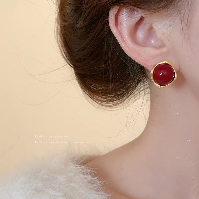 Red stud earrings, a new bestseller in 2025, exude a sense of light luxury and sophistication, with a grand and elegant demeanor. They are perfect for women's autumn and winter Christmas earrings Specification drawing