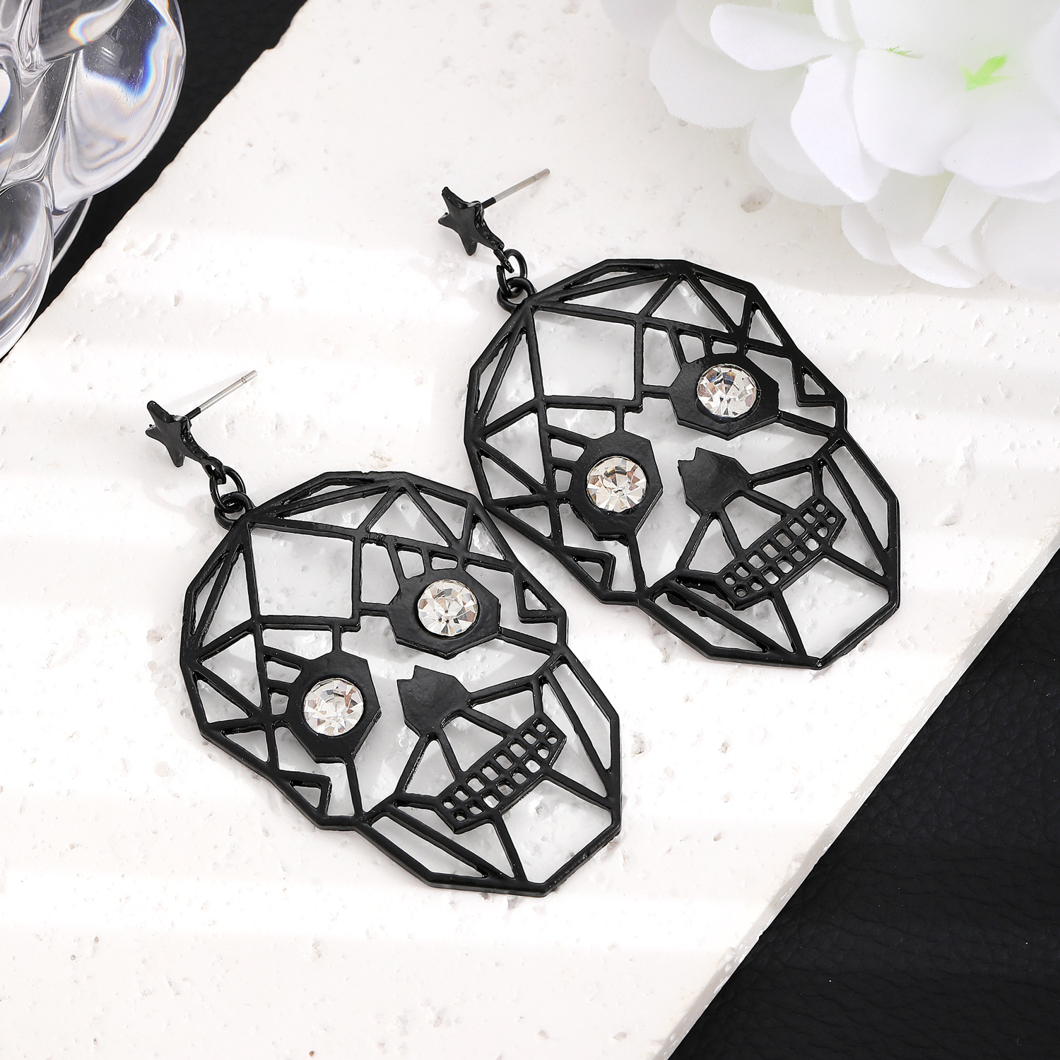 Cross-border dark Halloween earrings, exaggerated and funny personality, skull stud earrings, large hollowed-out female earrings and accessories wholesale Specification drawing