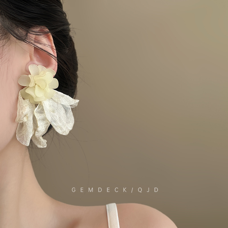 Seaside vacation style yellow chiffon flower earrings, super fairy-like, cool and refreshing stud earrings, gentle and elegant, trendy earrings Specification drawing