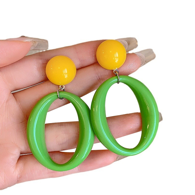 Dopamine retro Hong Kong-style earrings, a new bestseller for women in 2025, autumn stud earrings with a high-end and light luxury style Item Picture