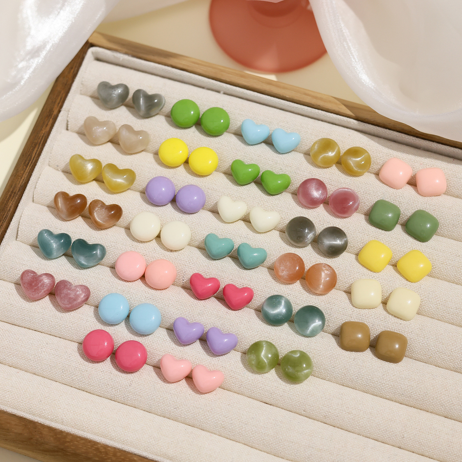 The new resin candy solid color heart-shaped stud earrings set is fashionable, simple and versatile. The earrings are sweet and colorful sugar bean earrings details Picture