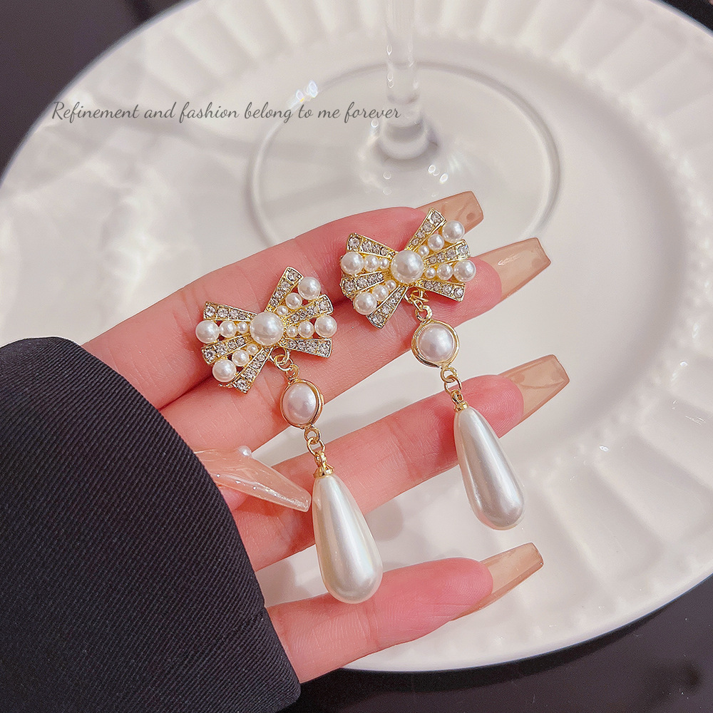 Long tassel pearl earrings, fashionable and elegant lady style, light luxury bow earrings, silver needle high-end earrings, women's wholesale Specification drawing