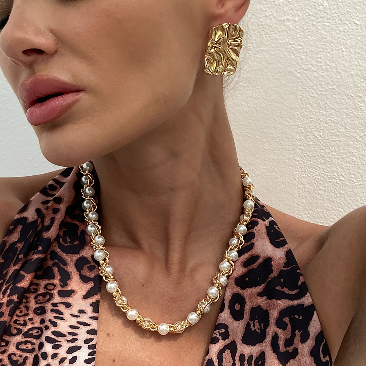 European and American cross-border metal wound twist chain imitation pearl necklace, retro single-layer heavy industry choker light luxury necklace full figure