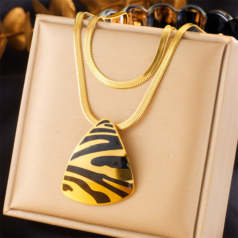 A new cross-border retro high-end striped gold-plated triangular geometric pendant stainless steel stacked chain necklace full figure