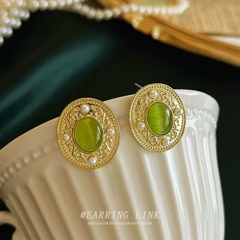 Retro and high-end green earrings for women, 2025 new bestsellers, simple and elegant, niche ear studs, trendy and fashionable earrings Application Scenario