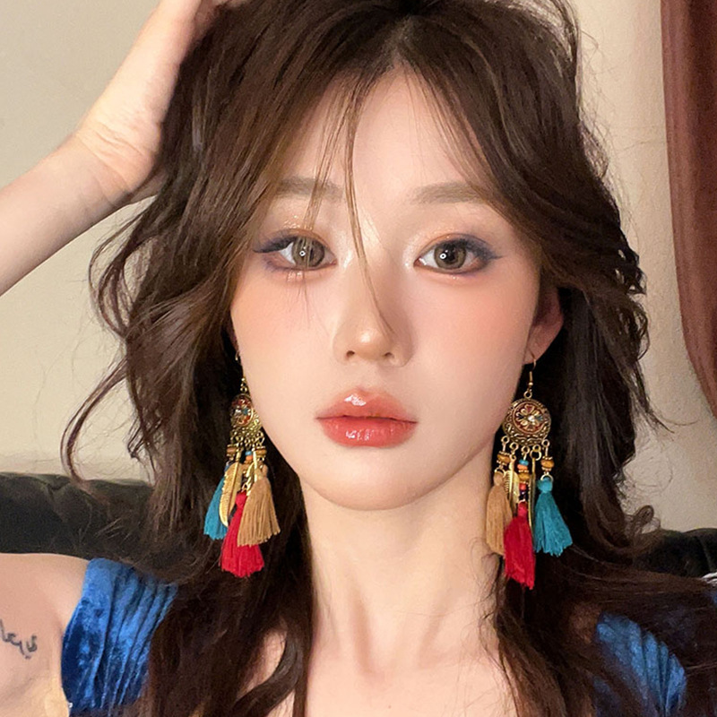 Retro ethnic style feather long earrings, women's niche design sense tassel elegant earrings, fashionable earrings and ear hooks details Picture