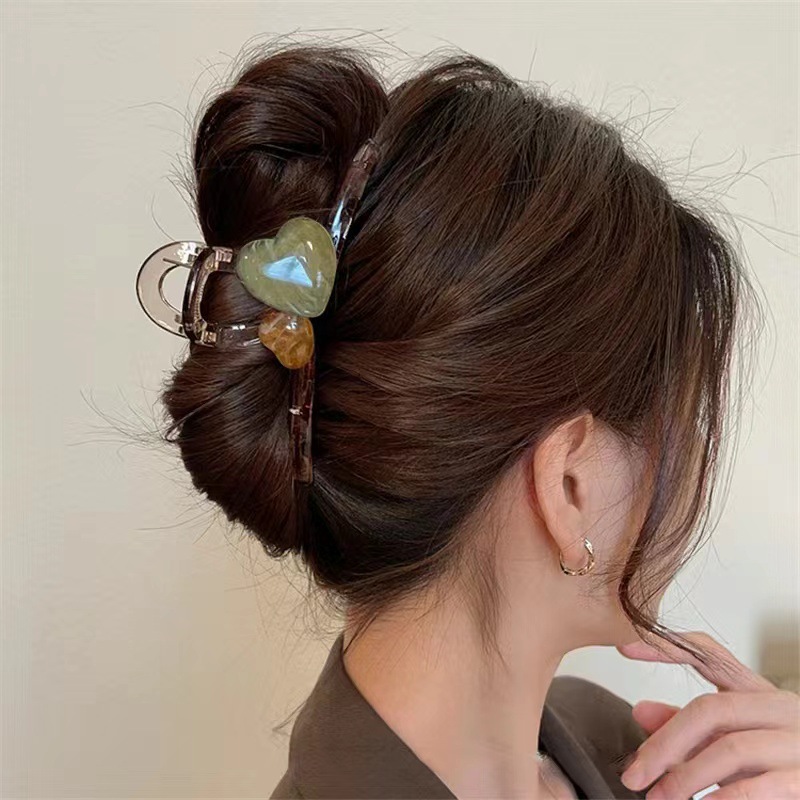High-end, color-blocked large heart-shaped claw clip for the back of the head, the shark clip for Spring/Summer 2024, a new style clip for women Specification drawing