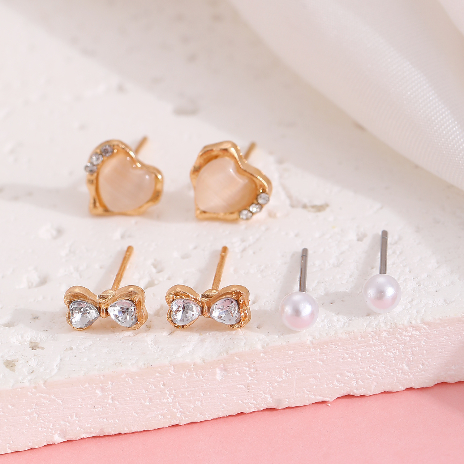 European and American minimalist pearl rhinestone bow heart-shaped stud earrings Sweet and simple, versatile stud set for girls Application Scenario